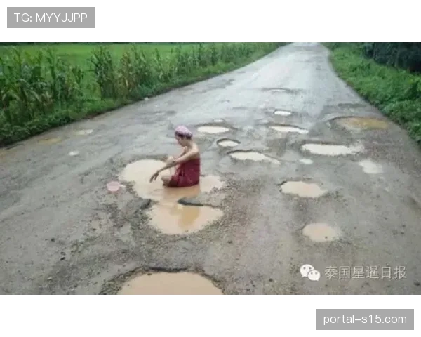 洛里昂主场草皮因暴雨严重积水，裁判组与技术官员紧急检查场地